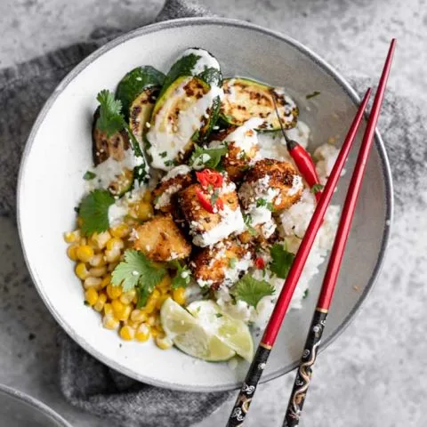 Bol de Poke de Tofu Crujiente al Coco con Salsa de Wasabi
