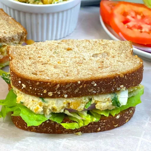 Sándwich de ensalada de garbanzos