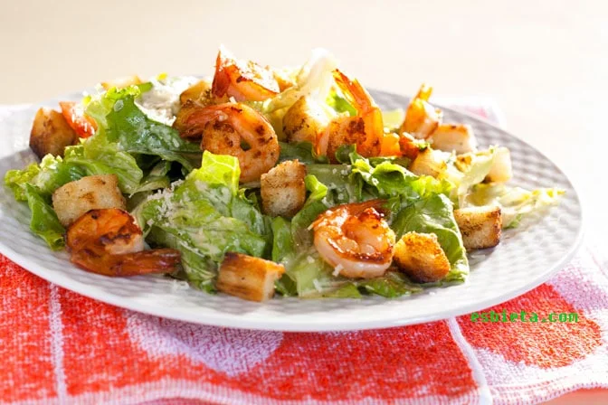 Ensalada César con langostinos