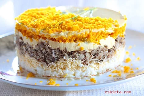 Ensalada Mimosa de huevo, caballa y queso