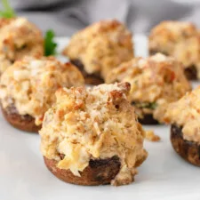 Champiñones rellenos de salchicha