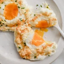 Nubes de Huevo con Crema Agria y Cebollino