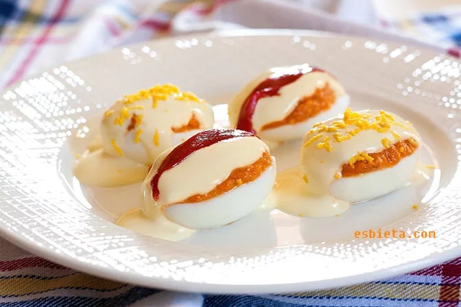 Huevos rellenos de atún y tomate
