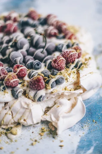 Pavlova de bayas congeladas con hilos de chocolate blanco