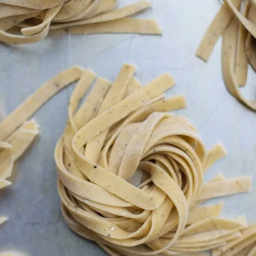 Pasta casera de pimienta negra vegana sin huevo