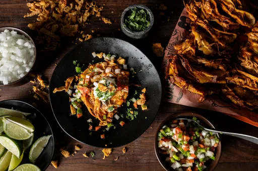 Tacos de pollo estofado con cortezas