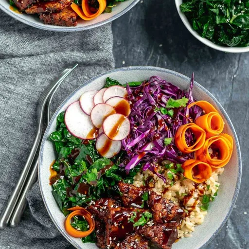 Bol de tempeh glaseado con salsa hoisin