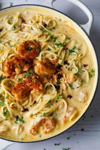 Pasta cremosa con gambas, guindilla y ajo