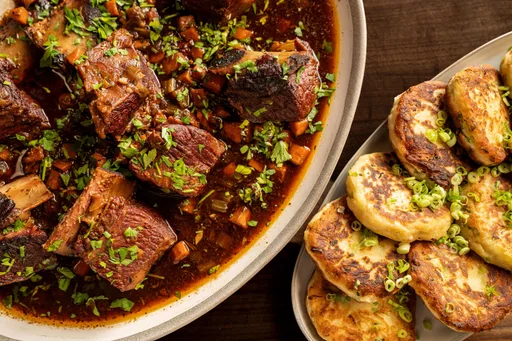 Costillas Cortadas Braseadas con Pasteles de Colcannon
