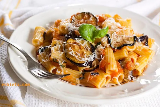 Plato de pasta alla norma
