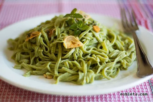 Pasta casera con espinacas