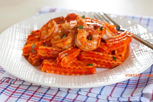 Pasta con gambas y piquillos