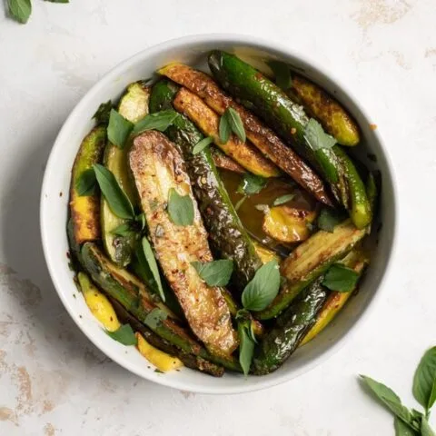 Calabacín marinado con menta y albahaca tailandesa