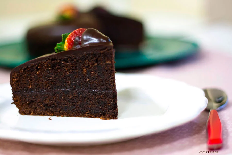 Pastel de chocolate y fresas