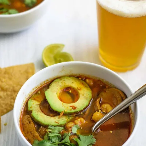 Pozole de seitán sellado y setas