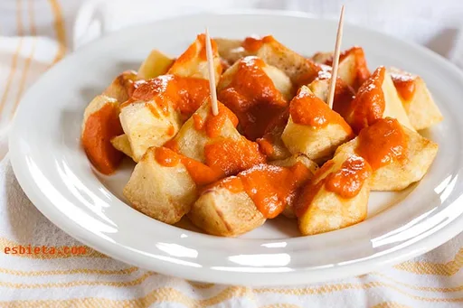 Patatas bravas con salsa casera
