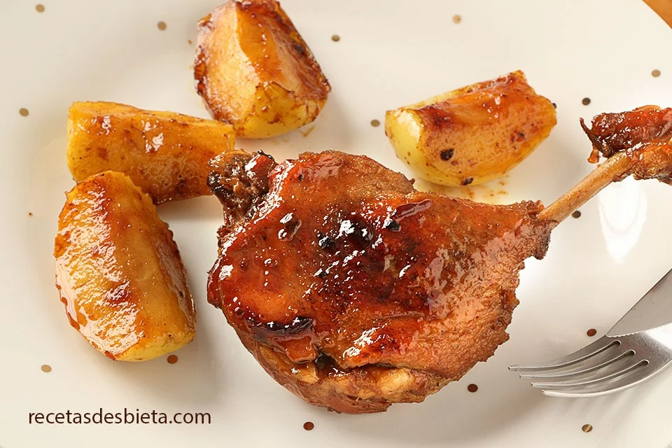 Pato confitado con manzanas