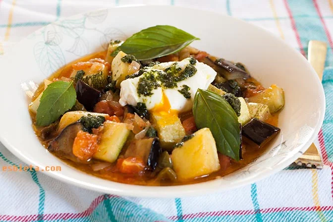 Ratatouille con huevo poché