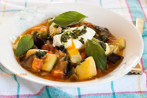 Ratatouille con huevo poché