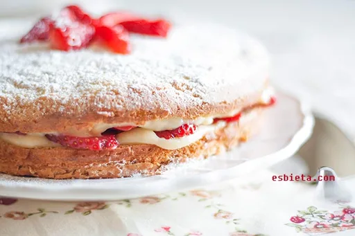 Tarta de fresas con crema pastelera al coco