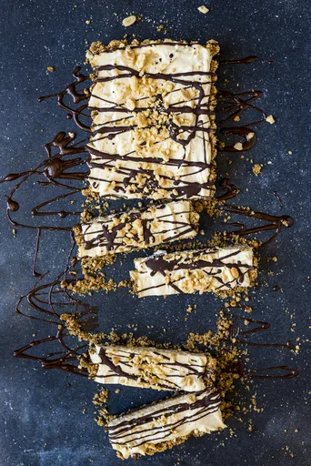 Tarta de crema de cacahuete, caramelo y chocolate