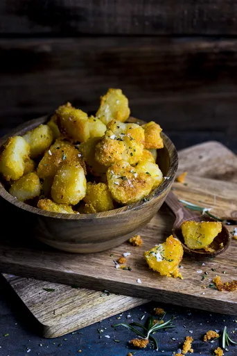 Patatas asadas al parmesano y polenta
