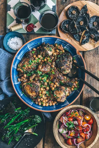 Pollo al vino tinto estofado con panceta y garbanzos