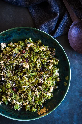 Ensalada templada de brócoli asado con queso feta