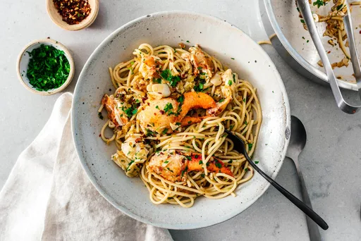 Pasta con bogavante al ajillo