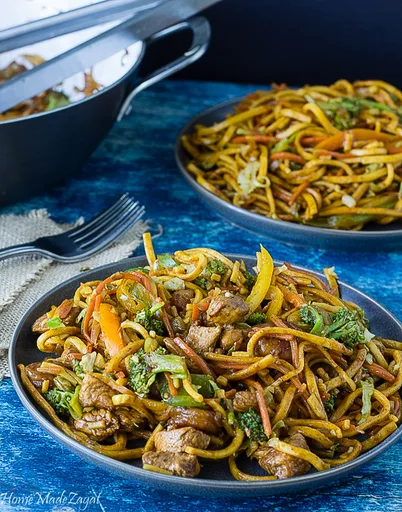 Chow mein caribeño con pollo y gambas