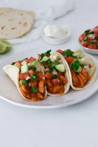 Tacos de pollo con salsa