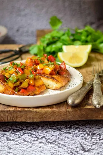 Pescado picante a la sartén con pimientos