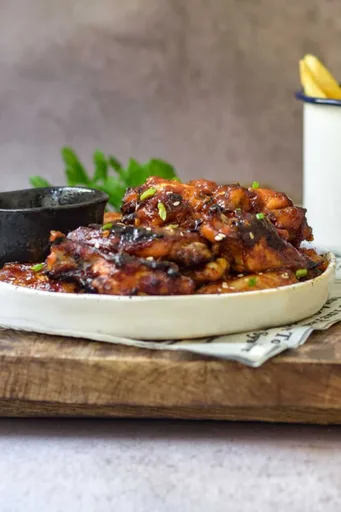 Alitas de pollo picantes y melosas al horno
