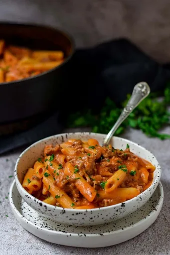Pasta picante de cordero y tomate