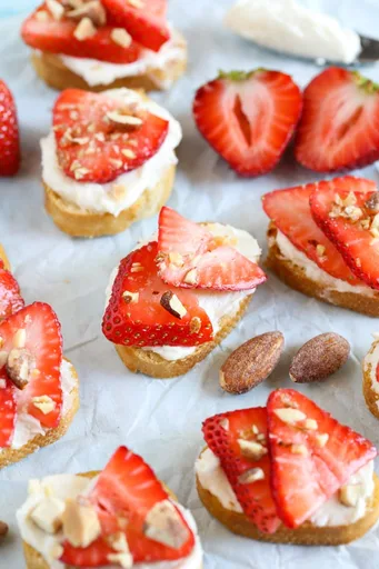 Crostini de queso de cabra con fresas, almendras y miel