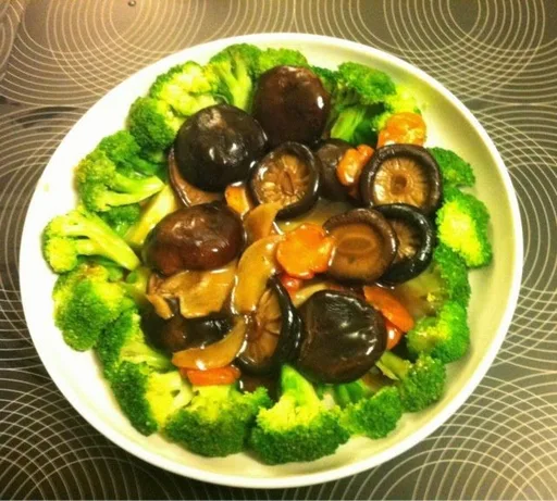Brócoli blanqueado con champiñones frescos