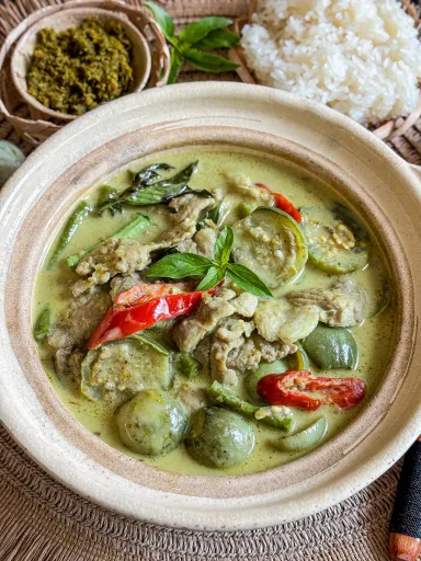 Thai Green Curry Pork (Gaeng Keow Wan Recipe)