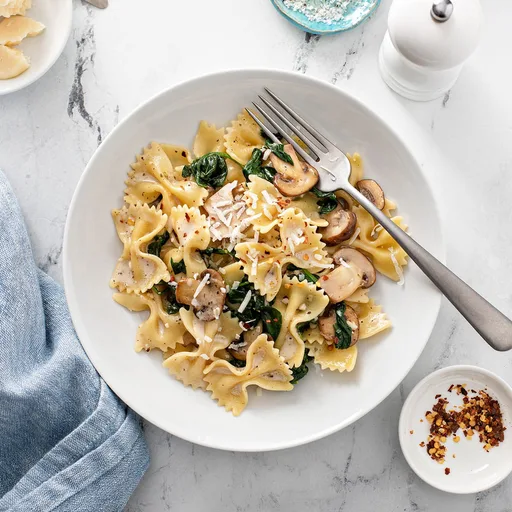 Pasta con champiñones y espinacas
