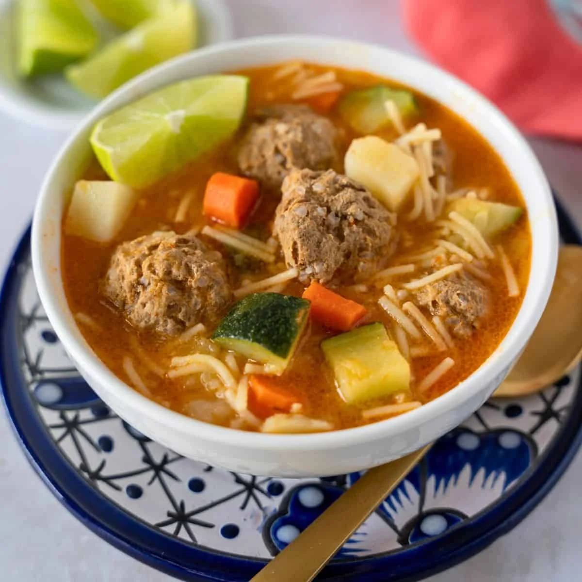 Sopa de Albondigas con Fideo