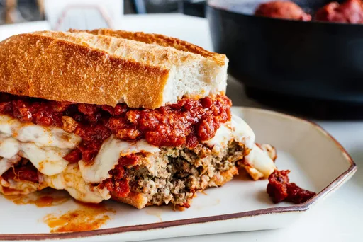 Bocadillo de albóndigas español