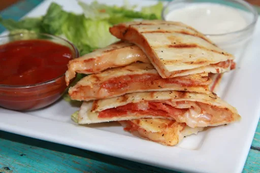 Quesadillas de pizza con pepperoni