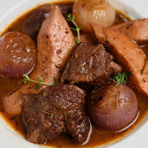 Estofado de ternera al vino con membrillo (Sofigado)