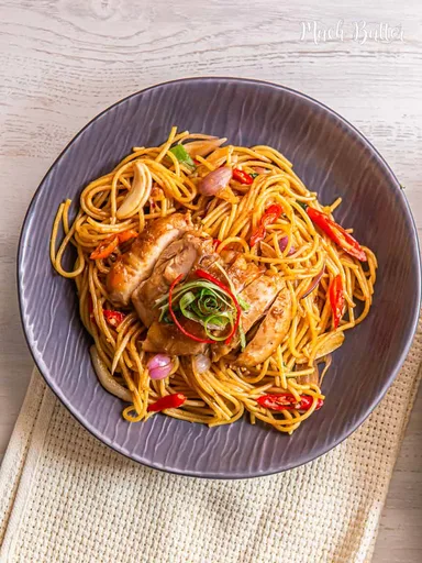 Espaguetis con pollo estilo oriental