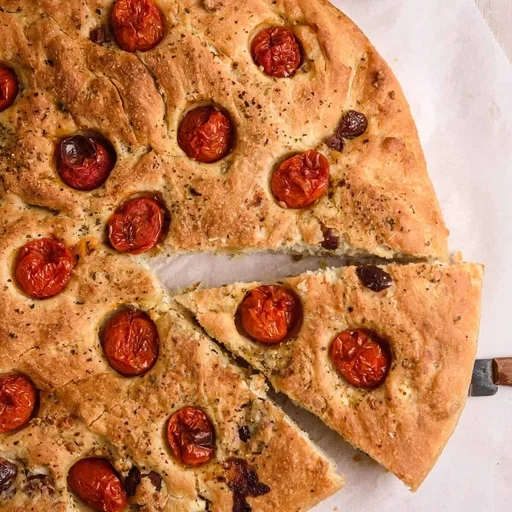 Pan de queso con tomates y aceitunas