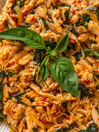 Pollo desmenuzado picante con albahaca