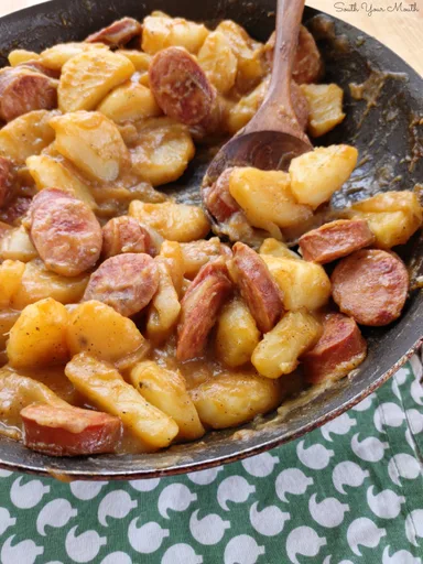 Salchicha y patatas estofadas sureñas