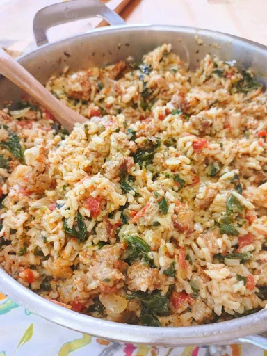 Comida a la sartén de salchicha italiana y arroz
