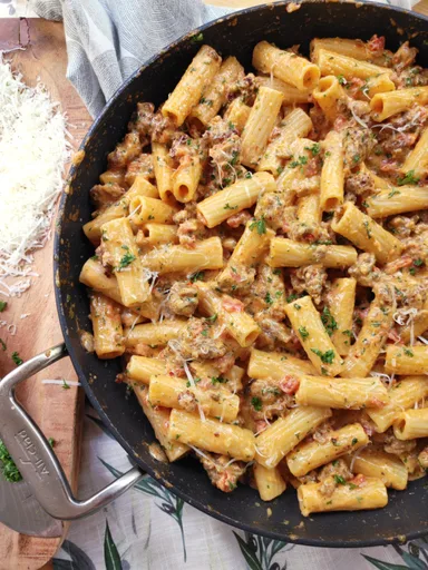 Rigatoni Cremosos con Salchicha y Parmesano