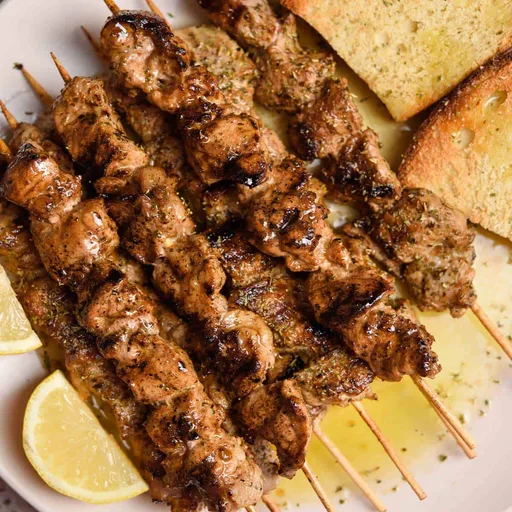 Receta de souvlaki griego con ladolemono (brochetas de cerdo con aderezo de limón)