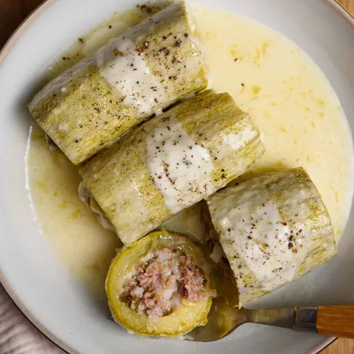 Calabacines rellenos griegos con carne picada